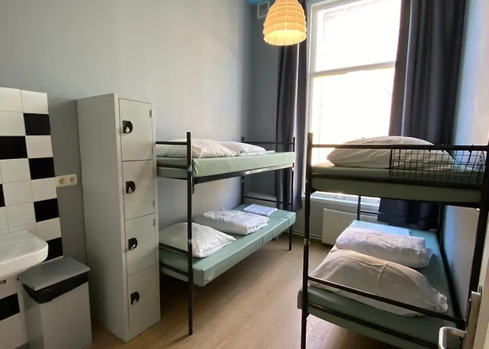 阿姆斯特丹宇宙旅舍 *