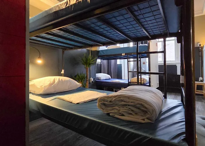 阿姆斯特丹宇宙旅舍 *