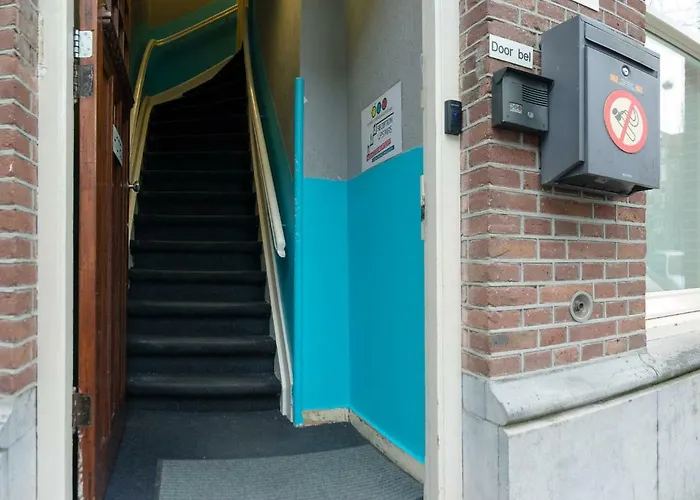 شباب كوزموس بيت شباب أمستردام